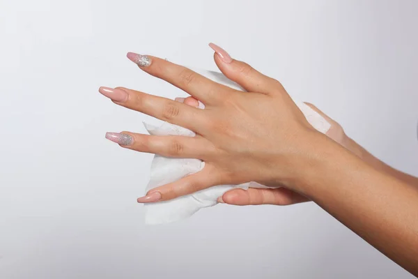 Mão com unhas longas limpas com toalhetes molhados — Fotografia de Stock