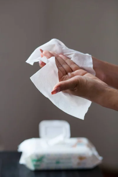 Mãos limpas com toalhetes molhados — Fotografia de Stock