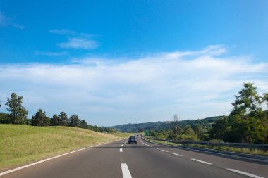 Otoban yol ortasında Sırbistan üzerinden