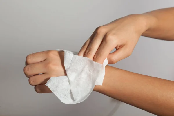 Limpieza de manos con toallitas húmedas — Foto de Stock