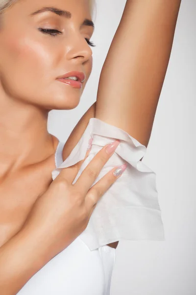 Woman clean the armpit with wet wipes — Stock Photo, Image