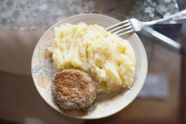 Meat pattie with potato puree — Stock Photo, Image