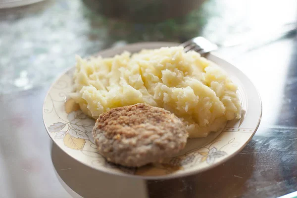 Fleischpattie mit Kartoffelpüree — Stockfoto