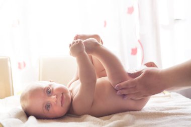 Islak mendil ile momy temizlik bebek cildi