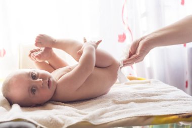 Anne bebek cilt ıslak mendil ile dikkatle temizleyin