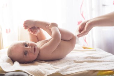 Islak mendil ile momy temizlik bebek cildi