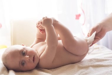 Islak mendil ile momy temizlik bebek cildi