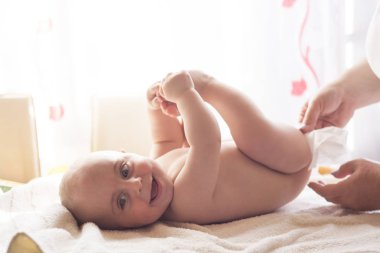 Islak mendil ile momy temizlik bebek cildi