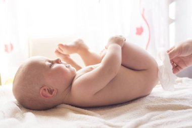 Islak mendil ile momy temizlik bebek cildi