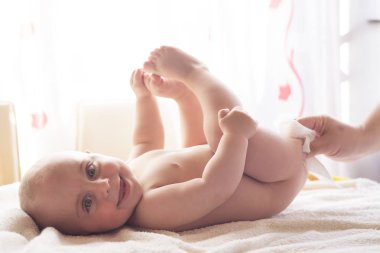 Islak mendil ile momy temizlik bebek cildi