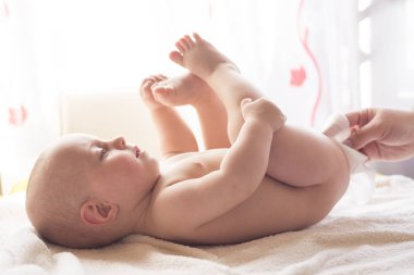 Islak mendil ile momy temizlik bebek cildi