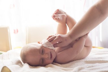 Islak mendil ile bebek yüz temizliğinde Momy