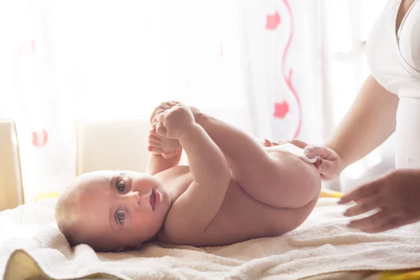 Momy czyszczenia skóry dziecka z chusteczek nawilżanych — Zdjęcie stockowe