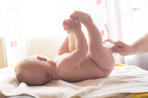 Momy limpieza de la piel del bebé con toallitas húmedas —  Fotos de Stock