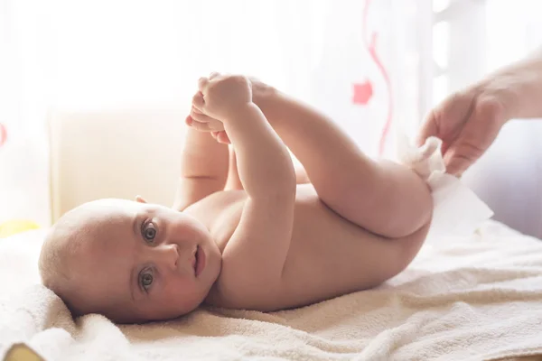 Mamma Rengör försiktigt babyhud med våtservetter — Stockfoto