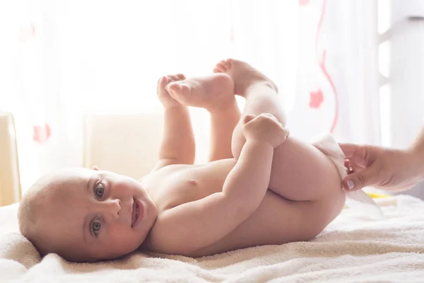 Mamma Rengör försiktigt babyhud med våtservetter — Stockfoto