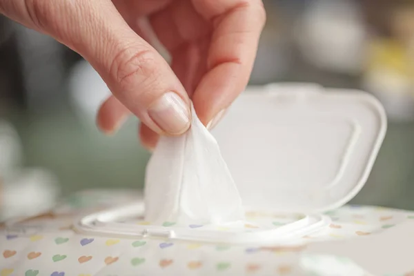 Sélection à la main d'une lingette humide dans la boîte de paquet, lingettes humides dans une femme h — Photo