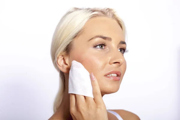 Wanita muda wajah bersih dengan tisu basah — Stok Foto