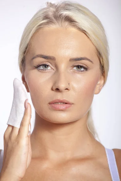 Femme visage propre avec lingettes humides — Photo