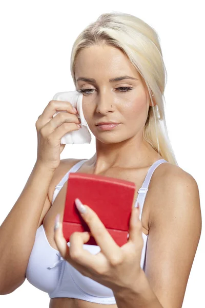 Junge Frau sauberes Gesicht mit Feuchttüchern und Spiegel — Stockfoto