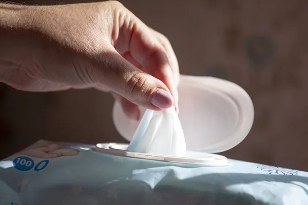 Bir kadının el - ıslak mendil el seçilmiş bir ıslak mendil paketi