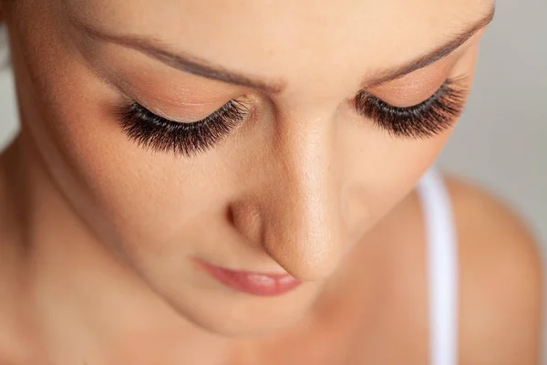 Frauenaugen mit langen Wimpern. Wimpernverlängerung. Schöne Aussichten — Stockfoto