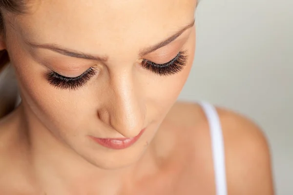 Frauenaugen mit langen Wimpern. Wimpernverlängerung. Schöne Aussichten — Stockfoto