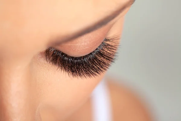 美しいロングラッシュ まつ毛延長の治療 人工偽のまつ毛を持つ女性の目 — ストック写真