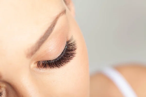 Frauenaugen mit langen Wimpern. Wimpernverlängerung. Schöne Aussichten — Stockfoto