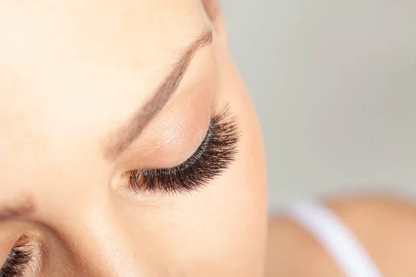 Frauenaugen mit langen Wimpern. Wimpernverlängerung. Schöne Aussichten — Stockfoto