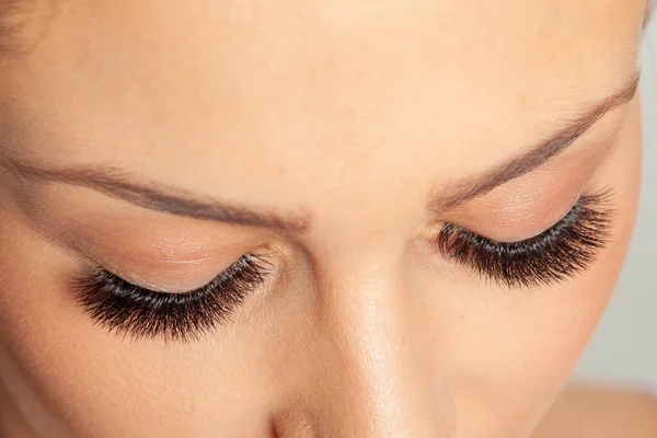 长睫毛的女人的眼睛 睫毛延伸。 美丽的拉斯 — 图库照片