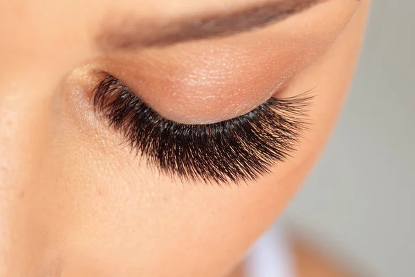 Ojos de mujer con pestañas largas. Extensión de pestañas. Hermosa Las —  Fotos de Stock