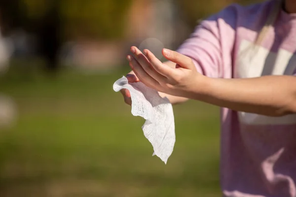 Vorbeugung Gegen Grippe Hände Mit Feuchttüchern Freien Gegen Infektionen Mit — Stockfoto