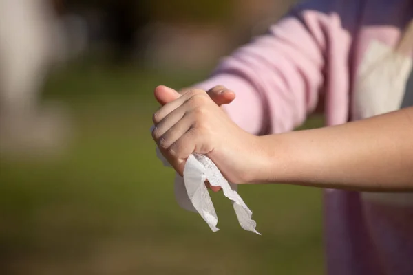 Grip Infulenzaya Karşı Açık Havada Islak Mendille Elleri Temizlemek Bulanık — Stok fotoğraf