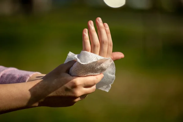 Händewaschen Mit Feuchttüchern Freien Gegen Krankheitsinfektion Grippe Oder Influenza Verschwommener — Stockfoto