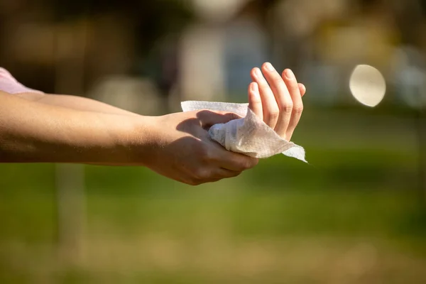 Händewaschen Mit Antibakteriellen Feuchttüchern Freien Gegen Krankheitsinfektion Grippe Oder Influenza — Stockfoto