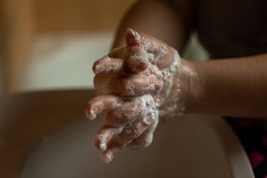 Gribin önlenmesi: Enfeksiyona karşı sabunla el yıkama, grip veya infulenzaya karşı arkaplan bulanıklığı