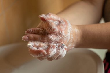 Gribin önlenmesi: Hastalık enfeksiyonuna karşı sabunla ellerini temizlemek veya grip veya infulenza, arka plan bulanıklaşması