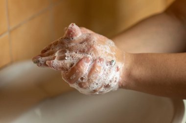 Gribin önlenmesi - Hastalık enfeksiyonuna karşı sabunla ellerini yıkamak veya grip veya infulenza, bulanık arkaplan