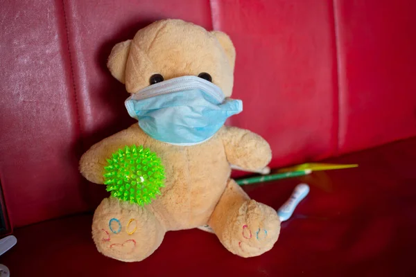 Zabawka Tedybear Maską Twarzy Piłkę Jak Siedzenie Wirusa Korony Czerwonym — Zdjęcie stockowe