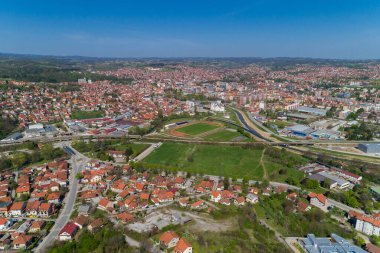 Sırbistan 'ın batısındaki Kolubara İlçesinin idari merkezi Valthe ve Aerial view panorama, 