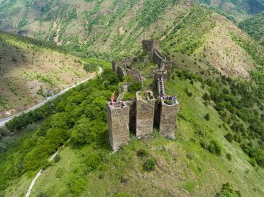 Magliç Kalesi, 13. yüzyılda inşa edilen antik kale, Sırbistan 'ın Krallığı yakınlarındaki İbar Vadisi' nde