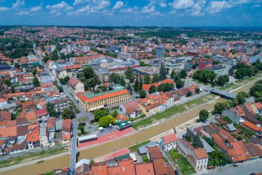 Sırbistan 'ın batısındaki Kolubara Bölgesi' nin idari merkezi ve kentin havadan insansız hava aracı görüntüsü, 