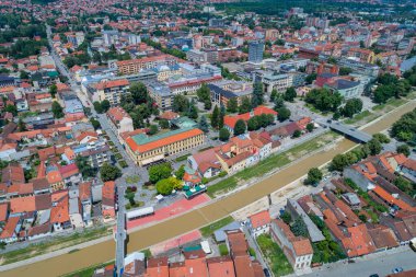 Sırbistan 'ın batısındaki Kolubara Bölgesi' nin idari merkezi ve kentin havadan insansız hava aracı görüntüsü, 