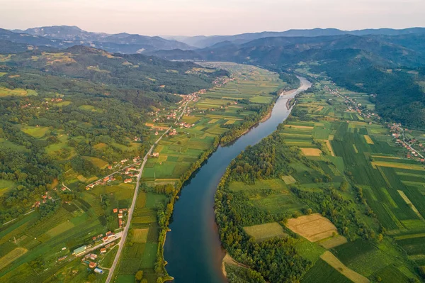 Drone Widok Rzekę Drina Pobliżu Ljubovija Granica Serbii Bośni Hercegowiny — Zdjęcie stockowe