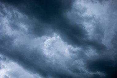 Fırtınadan önce ya da sonra yoğun kara bulutlar