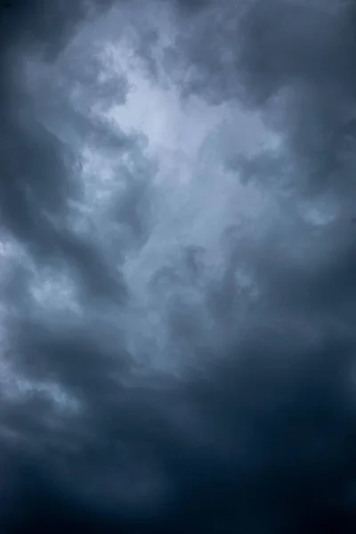Fırtınadan Önce Sonra Yoğun Kara Bulutlar — Stok fotoğraf