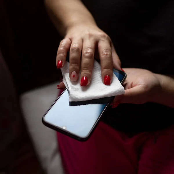 Mãos Femininas Limpando Dispositivo Telefone Móvel Com Toalhete Molhado Desinfetante — Fotografia de Stock