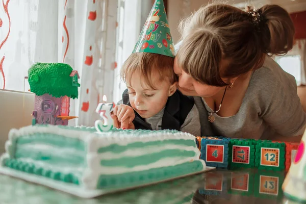 Mother Son Celebrate Birthday Party Wiyh Cake Home — Stock Photo, Image
