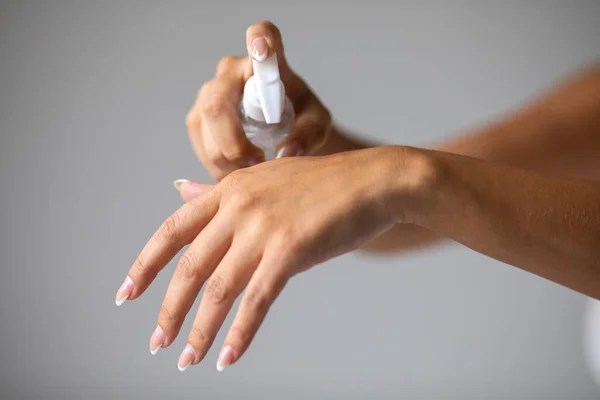 Visão Perto Pessoa Mulher Usando Pequeno Higienizador Portátil Mão Antibacteriana — Fotografia de Stock